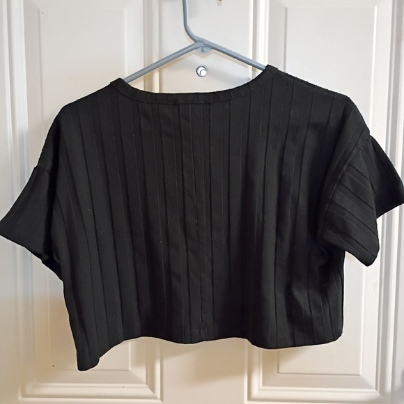 🆓 Free W/Purchase Forever 21 Size Small Black Cropped T-Shirt - Picture 4 of 4